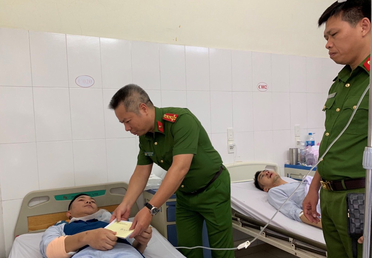 Lãnh đạo Công an thành phố thăm, động viên cán bộ Công an quận Kiến An bị thương khi làm nhiệm vụ